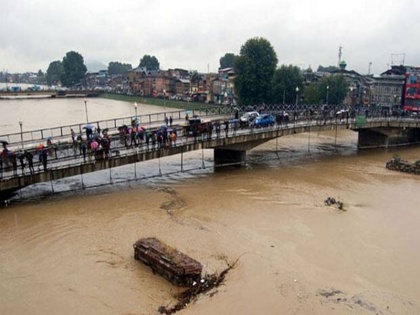 Flood warning due to heavy rains in Jammu and Kashmir many rivers in spate schools colleges closed | जम्मू कश्मीर में भारी बारिश से बाढ़ की चेतावनी, कई नदियां उफान पर, कई जिलों में स्कूल, कॉलेज किए गए बंद
