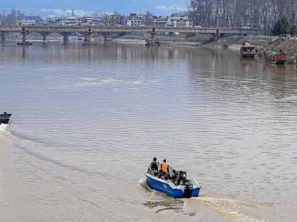 Jhelum river in Srinagar 4 dead Saved 12 children boat ferrying school children capsizes more feared missing | Jhelum river in Srinagar: झेलम नदी में नाव पलटी, चार लोगों की मौत, 12 बच्चों को बचाया