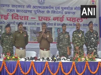 Jharkhand 8 Naxalites including three women surrendered Misir Besra's squad | झारखंड: तीन महिलाओं समेत आठ नक्सलियों ने किया आत्मसमर्पण, 1 करोड़ रुपये के इनामी मिसिर बेसरा के दस्ते में थे शामिल