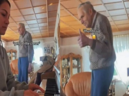 Viral video woman plays piano for grandfather who is alzheimer patient and doesnt recognize her | दादा को है गंभीर बीमारी , तो पोती ने पियानो बजाकर ऐेसे दी खुशी, वीडियो वायरल
