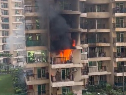 Fire breaks out in multi-storey building located in Noida Extension 2 fire vehicles reach the spot | नोएडा एक्सटेंशन स्थित बहुमंजिला इमारत में लगी आग, मौके पर 2 दमकल वाहन पहुंचे