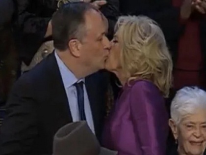 Joe Biden jill Kisses Kamala Harris's Husband, video goes viral | जो बाइडन की पत्नी ने कमला हैरिस के पति को किया किस, तस्वीरें और वीडियो हो रहे वायरल