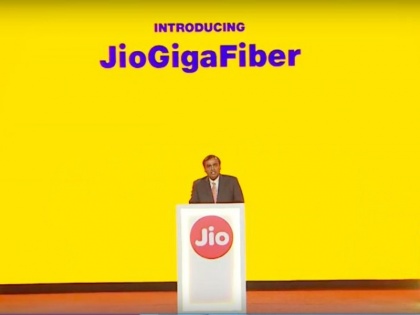 Reliance Industries Limited may announce Jio GigaFiber, Phone 3 set at RIL AGM 2019 | Jio GigaFiber और नए फीचर फोन के लॉन्च की घोषणाएं कर चौंका सकती है रिलायंस जियो, कंपनी की सालाना आम बैठक पर टिकी नजरें