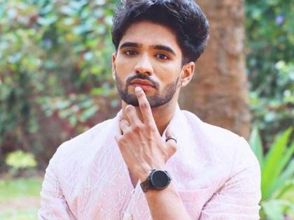 Zeeshan Khan was evicted from Bigg Boss OTT house for pushing | जीशान खान की बिग बॉस में हुई पिटाई, प्रतीक सेजपाल संग हुआ था झगड़ा; घर से बाहर निकलने के बाद दिखाई चोट