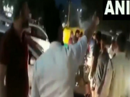 MP Sports Minister Jitu Patwari managing traffic after he got stuck in jam video viral | जानें क्यों कमलनाथ के मंत्री जीतू पटवारी को खुद ही करना पड़ा ट्रैफिक कंट्रोल, वायरल हुआ वीडियो