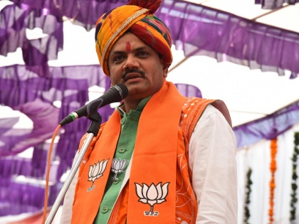 EC bars BJP Gujarat chief Jitubhai Vaghani from campaigning for 72 hrs lok sabha election 2019 | गुजरात बीजेपी प्रमुख जीतूभाई वघानी को चुनाव आयोग का झटका, प्रचार करने पर 72 घंटे की रोक लगाई