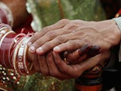 23-year-old son of widowed mother got married said- it was not easy to persuade her to remarry | एकाकी जीवन जी रही विधवा मां की 23 वर्षीय बेटे ने कराई शादी, कहा- पुनर्विवाह के लिए मनाना आसान नहीं था