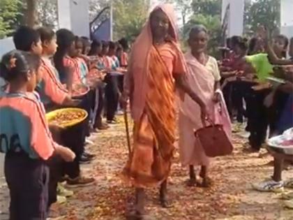 Jharkhand Lok Sabha Election 2024 phase 4 Young children welcome elderly women voters who came to vote with flowers | Jharkhand Lok Sabha Election 2024 phase 4: वोट डालने आईं बुजुर्ग महिला वोटर्स का छोटे बच्चों ने किया 'फूलों से स्वागत', यहां देखें