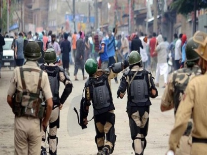 jammu kashmir shopian stone pelting on soldiers firing 2 people dead and many injured | जम्‍मू-कश्‍मीर: सेना के काफिले पर शोपियां जिले में पथराव, 2 लोगों की मौत, कई घायल