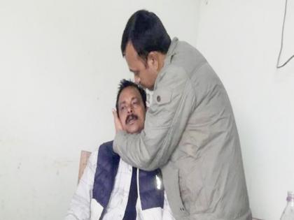 assam 2 policemen beat up journalist after he questions them on flouting traffic rules fir registered | हेलमेट नहीं पहनने पर पुलिसवालों को पत्रकार ने टोका तो कर दी बुरी तरह पिटाई, दर्ज हुई एफआईआर