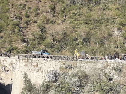 Kashmir petrol and diesel left 7 days all supplies stopped broken bridge Jammu-Srinagar highway | कश्मीर में हाहाकार, 7 दिनों के लिए बचा है पेट्रोल और डीजल, जम्मू-श्रीनगर हाइवे पर टूटे पुल के बाद सभी सप्लाई बंद