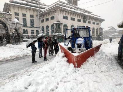 Jammu and Kashmir Heavy snowfall in Srinagar disrupts 35 flights also canceled train operations see video | Jammu and Kashmir: बर्फबारी ने भारी तबाही मचाई, पूरे कश्मीर की बिजली गुल, 35 उड़ानें रद्द, ट्रेन का बुरा हाल, देखें वीडियो