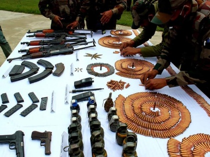 Jammu and Kashmir Pakistan Five AK-47s, six pistols, 21 hand grenades, 1254 cartridges recovered from LOC | LOC से पांच एके-47, छह पिस्टल, 21 हैंड ग्रेनेड, 1254 कारतूस बरामद, सेना ने सेटेलाइट के जरिए ली गई तस्वीरों को सार्वजनिक किया
