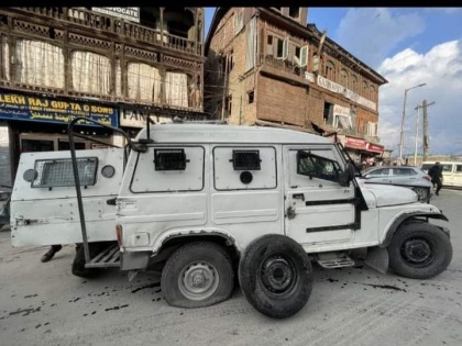 Republic Day 2022 Jammu & Kashmir Grenade attack Hari Singh High Street in Srinagar | Republic Day 2022: श्रीनगर में ग्रेनेड हमला, आतंकियों ने पुलिस वाहन को निशाना बनाया, तीन राहगीर को लगी चोट