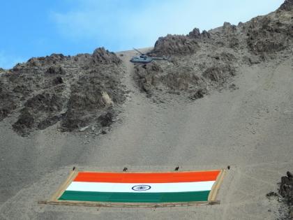 jammu kashmir world’s largest Indian National flag made of khadi Leh Ladakh length is 225 ft, width 150 ft, and weighs 1400 kg | पधारो हमारे लद्दाख: इनरलाइन परमिट की जरूरत नहीं, सियाचिन बेस कैंप तक जाने की छूट, जानें बड़ी बातें jammu kashmir world’s largest Indian National flag made of khadi Leh Ladakh length is 225 ft, width 150 ft, and weighs 1400 kg | पधारो हमारे लद्दाख: इनरलाइन परमिट की जरूरत नहीं, सियाचिन बेस कैंप तक जाने की छूट, जानें बड़ी बातें