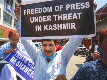 jammu kashmir journalist harassment rajya sabha anurag thakur | जम्मू कश्मीर: 2017 के बाद से अधिकारियों द्वारा पत्रकारों के उत्पीड़न की कोई घटना नहीं हुई, सरकार ने संसद में किया दावा