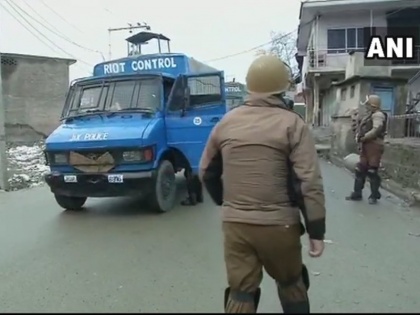 jammu kashmir encounter Two terrorists killed Shopian two army personnel kill two injured vehicle overturning | जम्मू-कश्मीरः शोपियां में 4 आतंकी ढेर, मुठभेड़ जारी, वाहन पलटने से सेना के 3 जवान की मौत, दो घायल