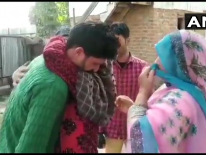 Jammu and Kashmir newly recruited terrorists surrendered  mother's call weapons before encounter | जम्मू-कश्मीरः दो स्थानीय आतंकियों ने मुठभेड़ से पहले डाल दिए हथियार, मां से गले लग कर खूब रोए, see pics