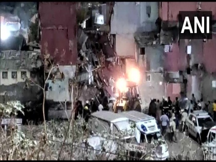 G+2 structure collapsed Bandra West One person died and 16 people injuries | हादसाः मुंबई के बांद्रा इलाके में तीन मंजिला इमारत गिरने से 1 की मौत, बिहार के 16 मजदूर घायल, बचाव अभियान जारी