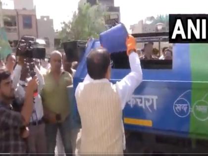 gaurav diwas Bhopal Pride Day CM Shivraj Chouhan picked up garbage carried to garbage truck watch the video | Watch: भोपाल गौरव दिवस पर कूड़ा गाड़ी में कचरा डालते दिखे सीएम शिवराज चौहान, वीडियो आया सामने