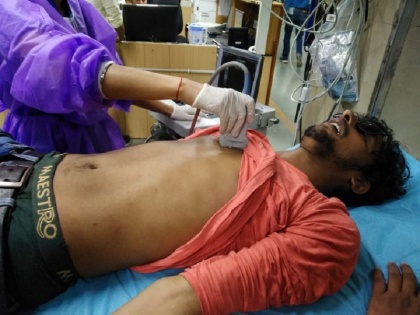 jnu protest delhi police beaten shashi bhushan who Blind admit in aiims | दिल्ली पुलिस ने JNU के नेत्रहीन छात्र को जूते से रौंदा, वायरल तस्वीर शेयर कर नेता ने पूछा- छात्रों से इतनी नफरत क्यों?