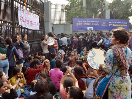 JNU protest today Delhi Police Headquarters against lathi charge on visually impaired student disabilities | दिल्ली पुलिस मुख्यालय के बाहर आज JNU के छात्रों का प्रदर्शन, दृष्टिहीन और विकलांगों पर लाठीचार्ज को लेकर छात्रों में गुस्सा