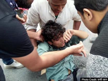 Delhi: lathi charge on JNU students during Parliament march, several protesters detained | JNU छात्रों पर लाठी चार्ज, सफदरजंग के मकबरे के पास पुलिस ने प्रदर्शनकारियों को रोका