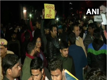 JNU Violence: Students hold protest in the campus against January 5 incident | JNU Violence: छात्रों ने देर शाम परिसर में मानव शृंखला बनाकर किया विरोध प्रदर्शन, कहा- शुल्क घटना चाहिए