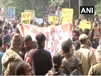 Delhi: Protests continue in JNU against the January 5 violence and free in campus | JNU छात्रों का बढ़ी हुई फीस और हिंसा को लेकर प्रदर्शन, कुलपति को पद से हटाने की उठाई मांग