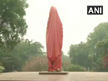 Delhi: statue of Swami Vivekananda inside JNU was vandalized by miscreants | दिल्ली: जेएनयू कैंपस में विवाद जारी, स्वामी विवेकानंद की प्रतिमा के नीचे लिखी गई अभद्र बातें