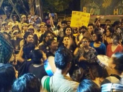 jnu student protest professor atul johri delhi vasantkunj police sexual harassment case | JNU की नौ छात्राओं के यौन शोषण के आरोपी प्रोफेसर की गिरफ्तारी की मांग, विरोध कर रहे 17 छात्रों के खिलाफ FIR
