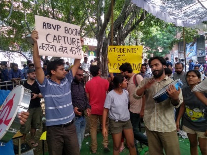 Bengaluru students and teachers came together to protest against the violence in JNU | JNU में हुई हिंसा के विरोध में साथ आए बेंगलुरु के छात्र और शिक्षक, दोषियों को सजा की मांग