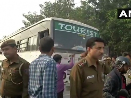 Delhi: JNU Student being taken to vasant kunj, who were going to Delhi Police head quarters against lathicharge | JNU मामलाः लाठीचार्ज के खिलाफ प्रदर्शन के लिए जा रहे जेएनयू छात्रों को दिल्ली पुलिस ने हिरासत में लिया