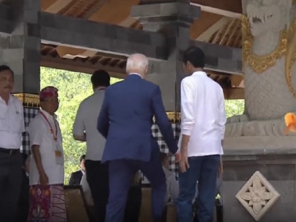 G20 Summit US President Joe Biden stumbles at stairs as Indonesian President Joko Widodo holds him in Bali | जी20: सीढ़ियों पर चढ़ते हुए लड़खड़ाए जो बाइडन, इंडोनेशिया के राष्ट्रपति ने संभाला, देखें वीडियो
