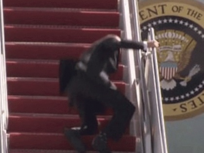 Biden, who slipped three times while climbing the plane, watch the video | विमान पर सीढ़ियां चढ़ते समय एक, दो नहीं तीन बार फिसले जो बाइडन, देखें वीडियो