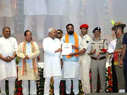 bihar Appointment letters 21391 newly selected constables CM Nitish made DGP stand stage and said tell me you fill vacant posts soon | 21391 नव चयनित सिपाहियों को नियुक्ति पत्र, सीएम नीतीश ने भरे मंच से डीजीपी को खड़ा करा कर कहा-बताइए..खाली पड़े पदों पर जल्दी बहाली करेंगे न?