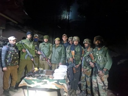 Jammu and Kashmir Joint team of police and army recovered arms and 10 packets of heroin, case registered | जम्मू-कश्मीर: पुलिस और सेना की संयुक्त टीम ने बरामद किए हथियार और हिरोइन के 10 पैकेट, मामला दर्ज