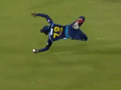 कार्टर ने हवा में उछलते हुए एक हाथ से पकड़ा शानदार कैच