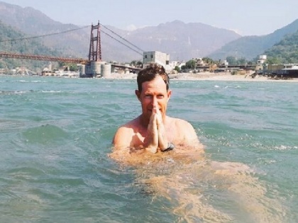 Jonty Rhodes Takes A Dip In The Ganges In Rishikesh, shares pic on twitter | जोंटी रोड्स ने ऋषिकेश में लगाई 'पवित्र' गंगा नदी में डुबकी, तस्वीर शेयर कर बताए इसके फायदे
