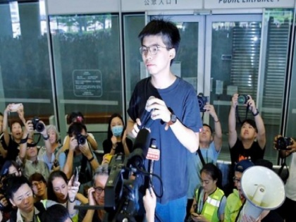 Hong Kong leading pro democracy activist Joshua Wong arrested | लोकतंत्र समर्थक जोसुआ वॉन्ग को हांगकांग पुलिस ने किया गिरफ्तार