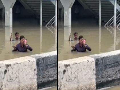Journalist seen doing wrong reporting Delhi floods internet user shares real footage incident video | वीडियो: दिल्ली बाढ़ की गलत रिपोर्टिंग करता दिखा पत्रकार, इंटरनेट यूजर ने घटना का असली फुटेज शेयर कर बताई सच्चाई