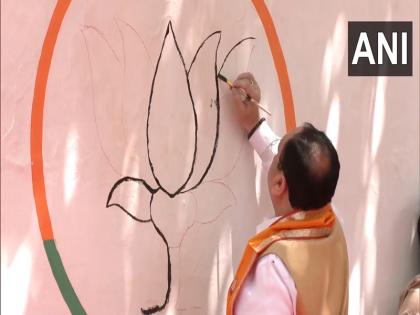 JP Nadda painted the party election symbol lotus BJP Foundation Day gave new look with black colour watch video | बीजेपी स्थापना दिवस: जे पी नड्डा ने पार्टी के चुनाव चिन्ह 'कमल' को किया पेंट, काले रंग से सिंबल को दिया नया रूप, देखें वीडियो