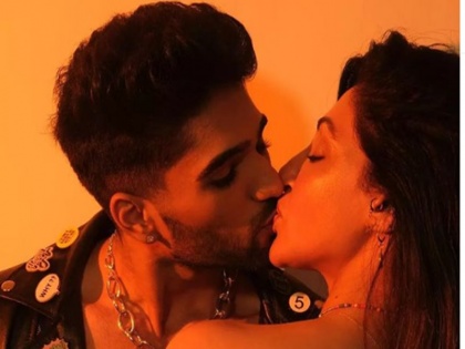 zeeshan khan announces relationship with reyhna pandit with a kiss | Kiss करते हुए तस्वीर साझा कर जीशान ने रेहाना संग रिश्ते का किया खुलासा, कहा- मेरे दिल को प्यार से भर देती है