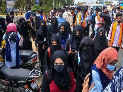 Hijab controversy Karnataka High Court bans wearing saffron shawls gamchha hijab in school orders to open schools | नहीं रुक रहा कर्नाटक में हिजाब विवादः समर्थन में उतरीं छात्राओं की निजी जानकारियां सोशल मीडिया पर शेयर की जा रहीं, शिकायत दर्ज