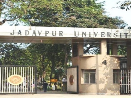 Ex-Student Assaults Jadavpur University Professor Over "Discrimination" | यादवपुर विवि में प्रोफेसर की पिटाई, पूर्व स्टूडेंट ने कहा-जब वह छात्र था तो करते थे ‘भेदभाव’