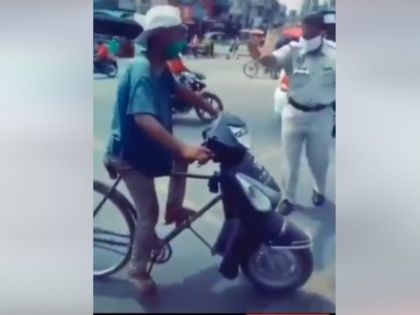 funny jugaad video goes viral in social media man turn his cycle into scooter | शख्स ने ऐसा लगाया तकनीकी जुगाड़ , पुलिस भी हैरान कि किस बात का काटे चालान , वीडियो वायरल