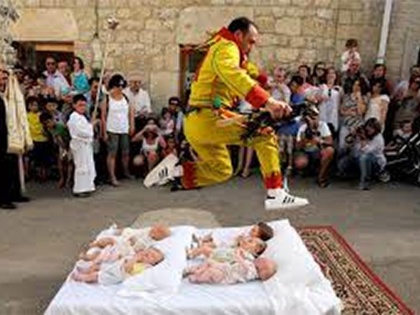 Spain's strange tradition, shakes jump on newborn babies | स्पेन में निभाई जाती है अजीबोगरीब परंपरा, 'बेबी जंपिंग' में बच्चों के ऊपर से कूदता है एक शख्स, ये है कारण