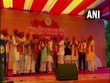 Just before Gujarat assembly elections 2 former Congress leaders joined BJP welcomed giving saffron corsets-caps | गुजरात: विधानसभा चुनाव से ठीक पहले कांग्रेस के 2 पूर्व नेता भाजपा में हुए शामिल, भगवा अंगवस्त्र-टोपियां देकर BJP ने किया स्वागत