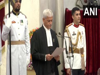 Justice UU Lalit took oath as the 49th Chief Justice many leaders including PM Modi were present | 49वें मुख्य न्यायाधीश के तौर पर जस्टिस यूयू ललित ने ली शपथ, पीएम मोदी समेत कई और नेता भी रहे मौजूद