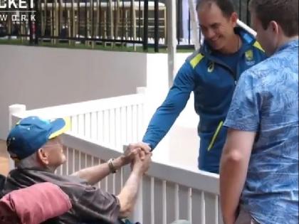 Australia coach Justin Langer wins hearts with his gesture for an 80-year-old fan | ऑस्ट्रेलियाई कोच से मिलने पहुंचा 80 साल का फैन, लैंगर ने अपनी प्रतिक्रिया से फैंस को चौंकाया